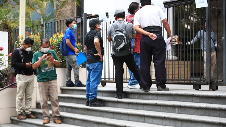 Cientos de personas despedidas y contratos suspendidos son dos de las medidas aplicadas por empleadores. (Foto, Prensa Libre: Hemeroteca PL).