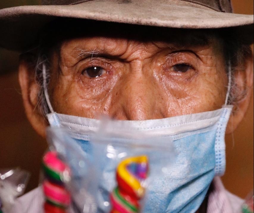 Don Pedrito vende paletas para pagar su alquiler