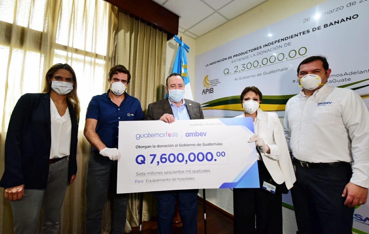 Personeros de Guatemorfosis y Ambev realizaron la entrega del donativo al presidente Dr. Alejandro Giammattei. (Foto Prensa Libre: cortesía Guatemorfosis)