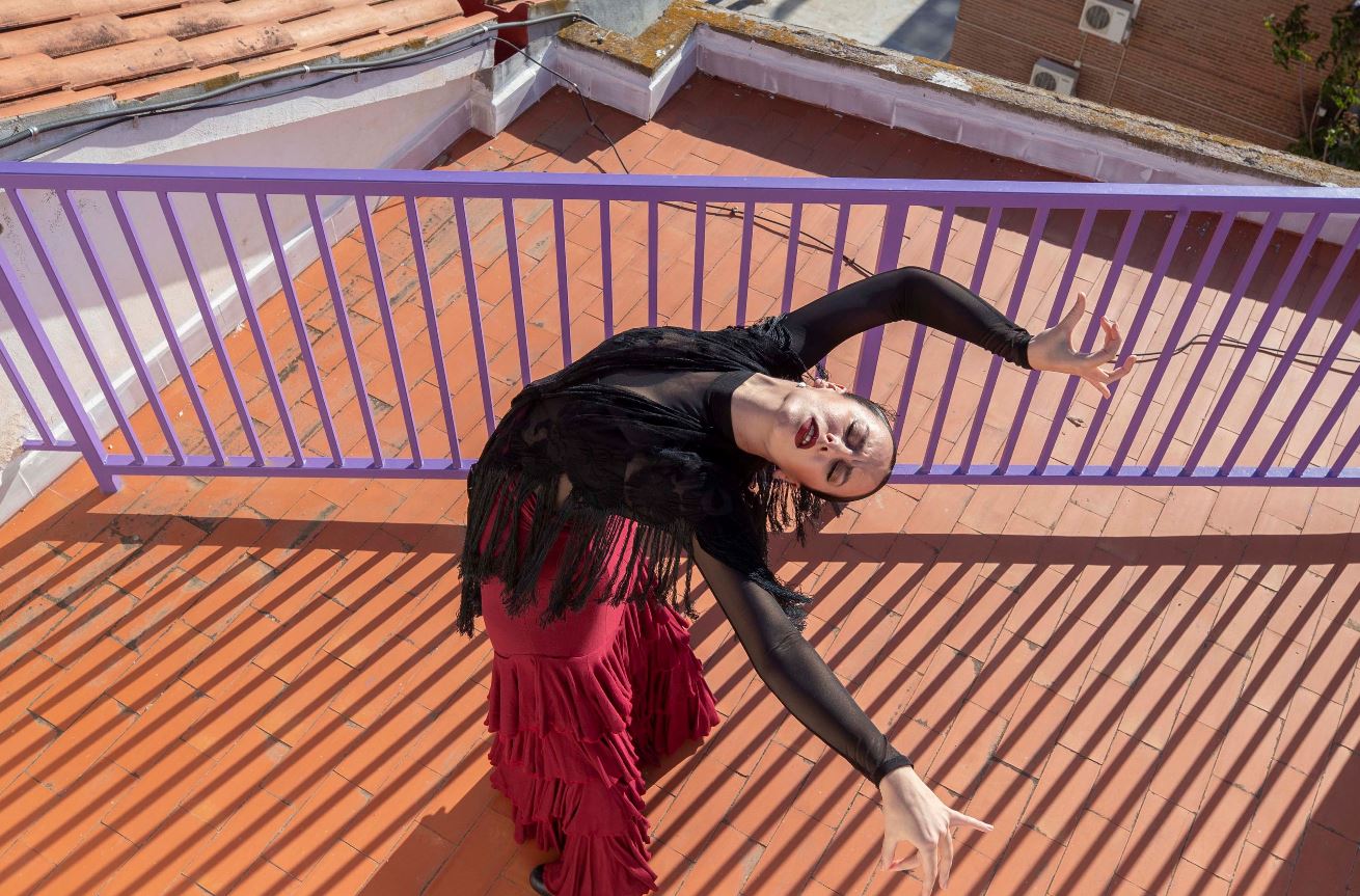 Una de las bailarinas del Ballet Español de Murcia Amor baila para celebra el Día internacional de la Danza. (Foto Prensa Libre: EFE).