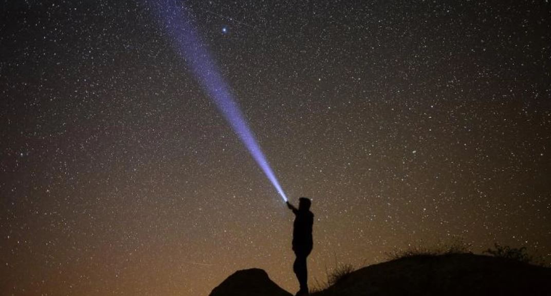 Se debe buscar el lugar apropiado para apreciar la lluvia de meteoros líridas. (Foto: Tomada de CNN). 