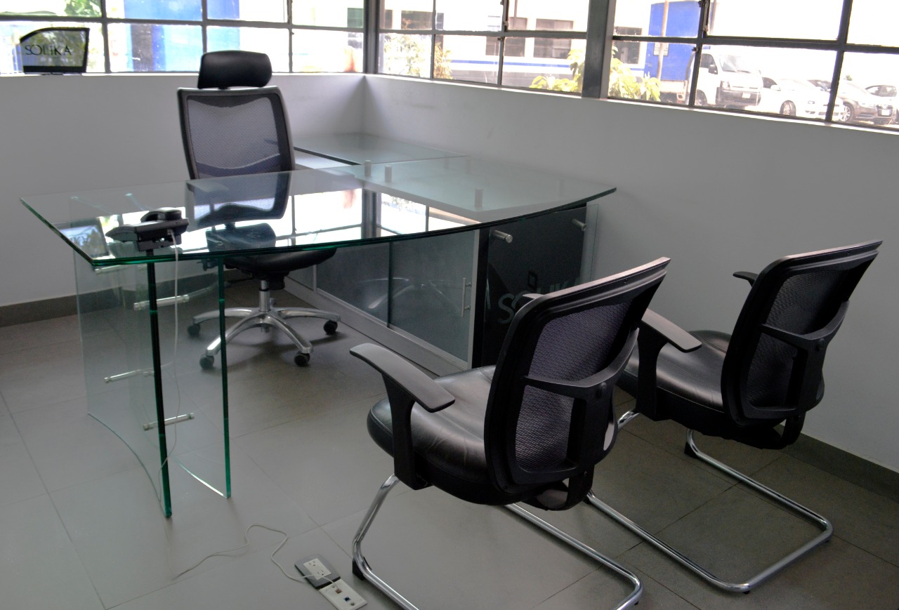 Diseños de escritorios es una de las nuevas opciones que ofrece Solika, luego de dedicarse a la fabricación de vidrios blindados. (Foto Prensa Libre: María Reneé Barrientos)