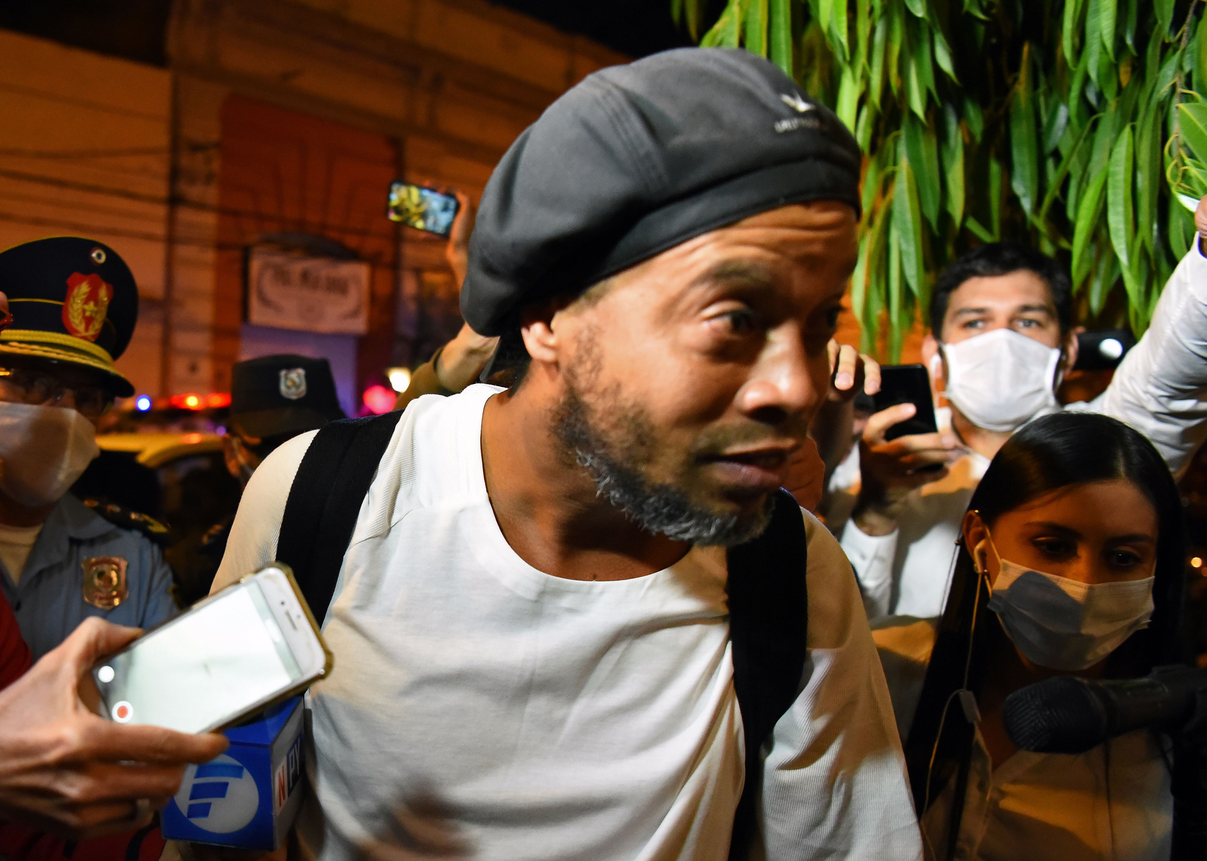 Ronaldinho salió de la cárcel, pero continuará en arresto domiciliario. (Foto Prensa Libre: AFP)