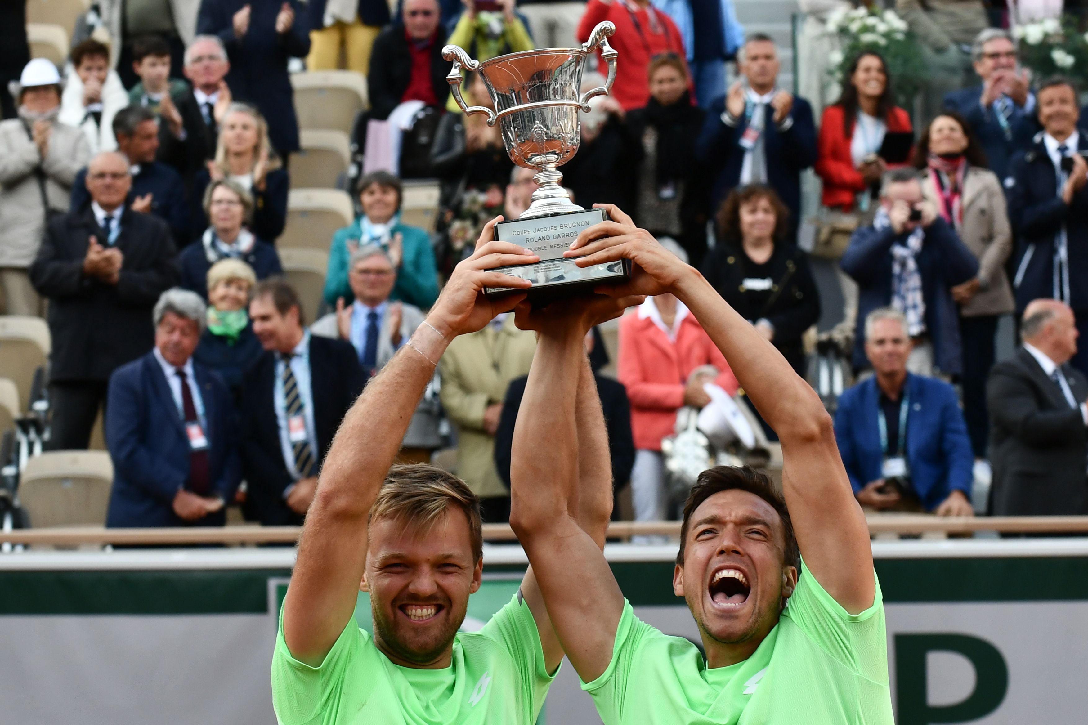 Kevin Krawietz y Andreas Mies celebran cuando conquistaron el Roland Garros. (Foto Prensa LIbre: AFP)