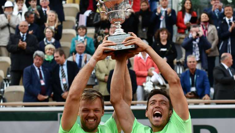 Kevin Krawietz y Andreas Mies celebran cuando conquistaron el Roland Garros. (Foto Prensa LIbre: AFP)