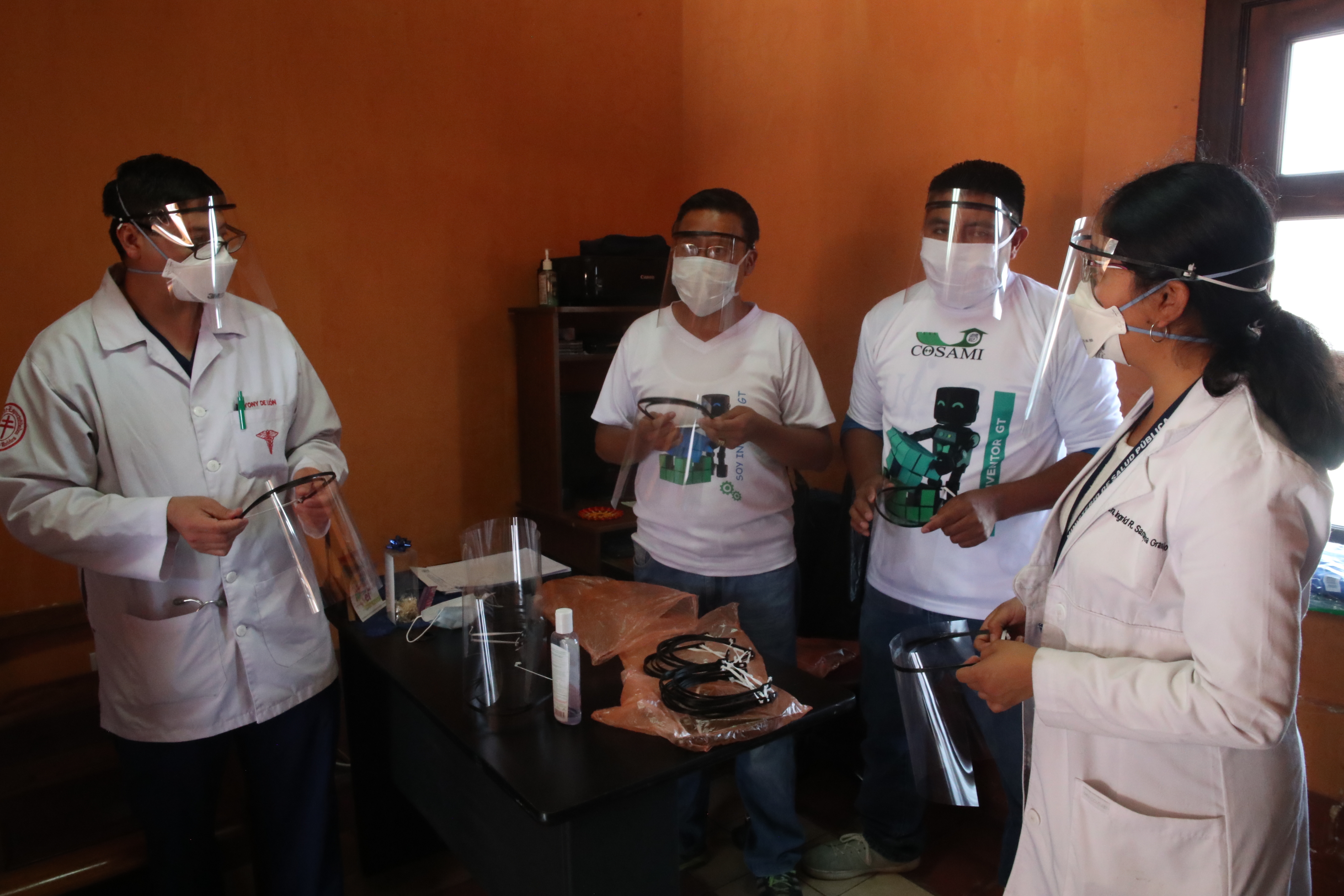Integrantes del club entregaron las caretas al personal médico del Hospital Rodolfo Robles, ubicado en la zona 1 de Xela. (Foto Prensa Libre: María Longo) 