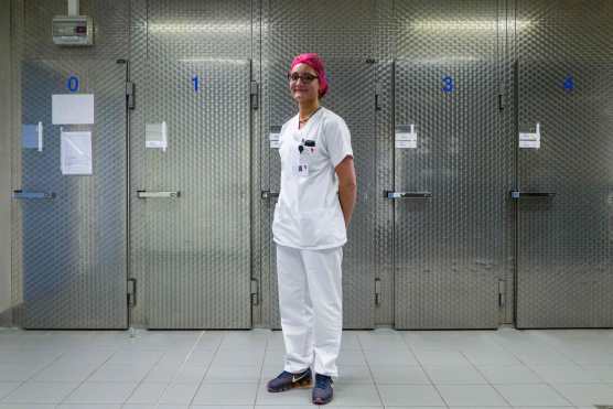  La francesa Desiria Wagner, de 31 años, agente del servicio mortuorio, posa para una foto junto a unidades de refrigeración en la morgue del Hospital Emile Muller en Mulhouse, Francia, el 22 de abril de 2020 durante la pandemia de coronavirus COVID-19. Foto Prensa Libre: AFP