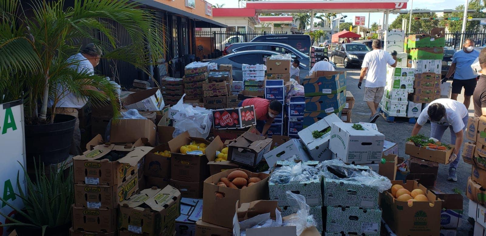 Voluntarios ayudan a preparar las entregas de alimentos, entre estos, verduras, carnes, frutas y embutidos. (Foto Prensa Libre: Cortesía)