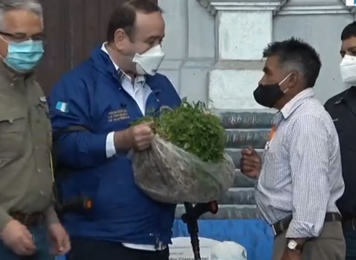 El presidente Alejandro Giammattei inaugura en San Juan Comalapa proyecto de huertos familiares. (Foto Prensa Libre: Tomada de Facebook del gobierno). 

