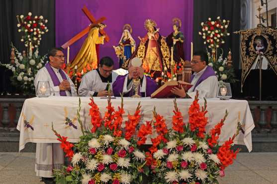La Eucaristía duró una hora como se haría antes de que el cortejo procesional saliera cada sábado. Foto Prensa Libre: Óscar Rivas