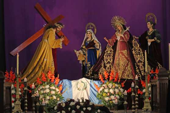 En el altar mayor estuvieron expuestos Jesús del Consuelo, María Magdalena, la Santísima Virgen María y San Juan con la bandera de Guatemala. Foto Prensa Libre: Óscar Rivas