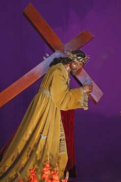 El nazareno del Consuelo lució una túnica color mostaza. Foto Prensa Libre: Óscar Rivas