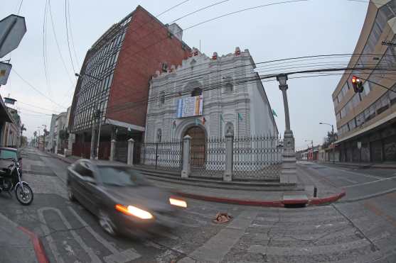 Contrario a otros Domingos de Ramos frente a la iglesia Capuchinas no se llenó de vendedores de ramos debido a que a la ausencia de la procesión de Jesús de las Palmas. Foto Prensa Libre: Óscar Rivas
