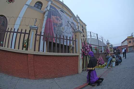 Frente al Santuario Arquidiocesano del Señor San José varios devotos llegaron desde las cuatro de la mañana, después del toque de queda. Foto Prensa Libre: Óscar Rivas