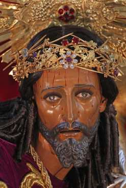 Este año debido a las disposiciones gubernamentales para evitar la propagación del Coronavirus en Guatemala, los devotos no pudieron observar el rostro de Jesús de lo Milagros. Foto Prensa Libre: Óscar Rivas