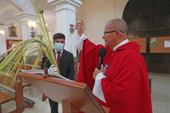 Antes de iniciar la misa y siguiendo la instrucción del Arzobispado de Guatemala, el Padre José Luis Colmenares bendijo un ramo para poder tener ceniza el Miércoles de Ceniza en 2021. Foto Prensa Libre: Óscar Rivas