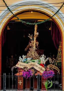 Este lunes la iglesia La Parroquia en la zona 6 abrió sus puertas por cinco minutos para que saliera el Santísimo y detrás de él en un anda se mostró a Jesús de las Tres Potencias. Alrededor de 15 personas que pasaban por la plaza pudieron observar el breve momento, indicaron algunas personas que compartieron la foto en redes sociales. 
