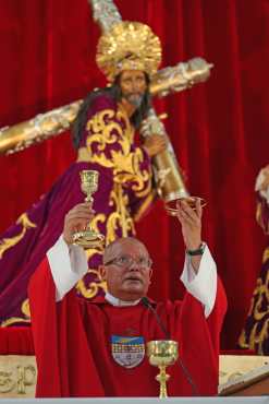 Frente al nazareno Josefino se bendijo el vino y el pan. Foto Prensa Libre: Óscar Rivas