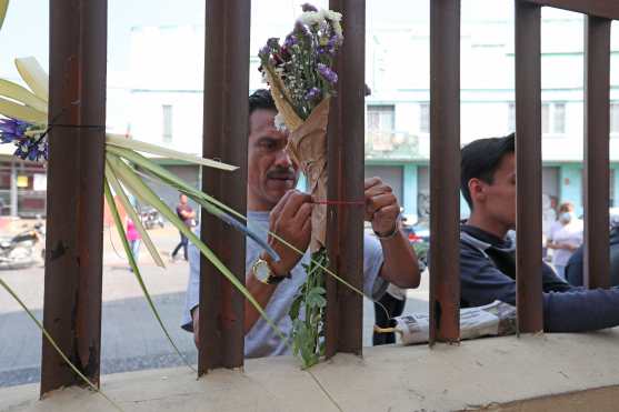 Los fieles llegaron a la iglesia y colocaron algunos ramos en los barrotes del frontispicio. Foto Prensa Libre: Óscar Rivas