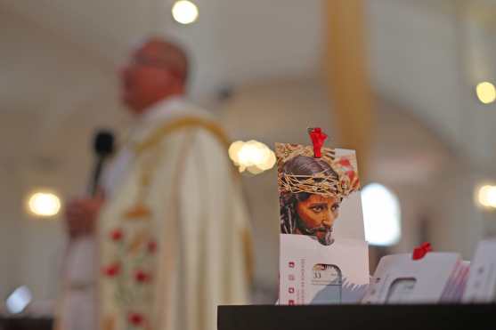 Después de la misa se llevó a cabo el santo viacrucis dentro de la iglesia de San José, siempre a puerta cerrada. Foto Prensa Libre: Óscar Rivas