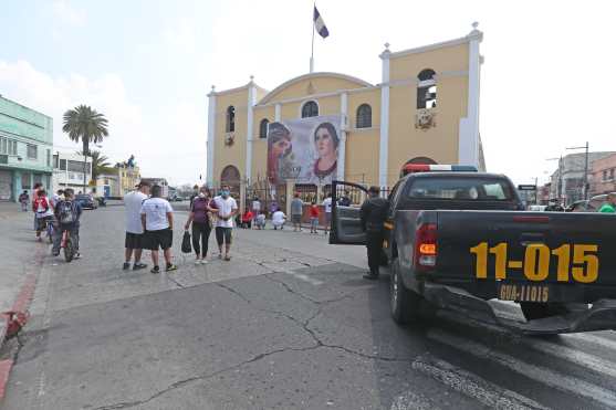Un grupo de devotos llegó frente a la iglesia San José. Foto Prensa Libre: Óscar Rivas