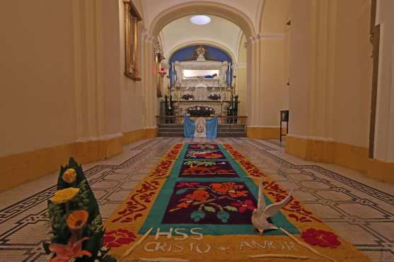 La capilla en la que se expone al Santísimo y al mismo tiempo se alberga al Cristo del Amor, la Hermandad del Señor Sepultado elaboró  una alfombra y se puso la bandera de Guatemala. Foto Prensa Libre: Óscar Rivas