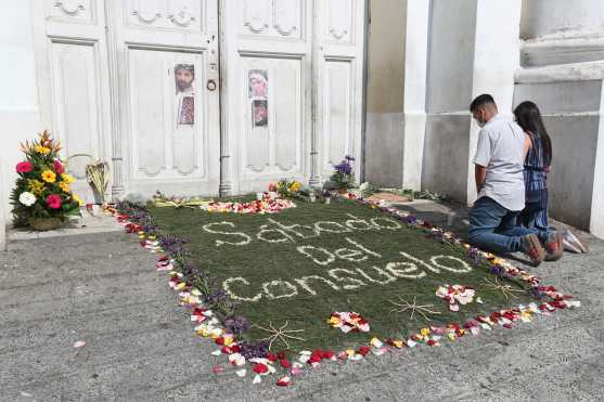 Frente a la iglesia La Recolección, zona 1, los devotos realizaron una alfombra y fueron a presentar velas y ofrendas florales debido a que el sábado se llevaría a cabo la procesión de Jesús Nazareno del Consuelo. Foto Prensa Libre: Óscar Rivas