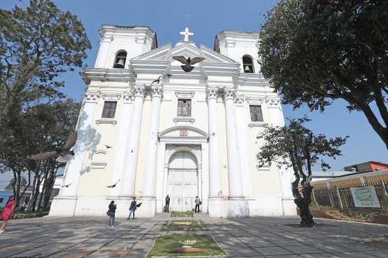 A puerta cerrada se llevó a cabo la misa a las 10 de la mañana del Sábado anterior a Ramos. Foto Prensa Libre: Óscar Rivas
