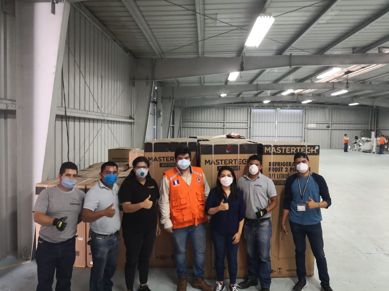 Personal de Grupo Unicomer, por medio de su marca La Curacao, ha entregado electrodomésticos y ecofiltros a los hospitales temporales. (Foto Prensa Libre: cortesía Grupo Unicomer)