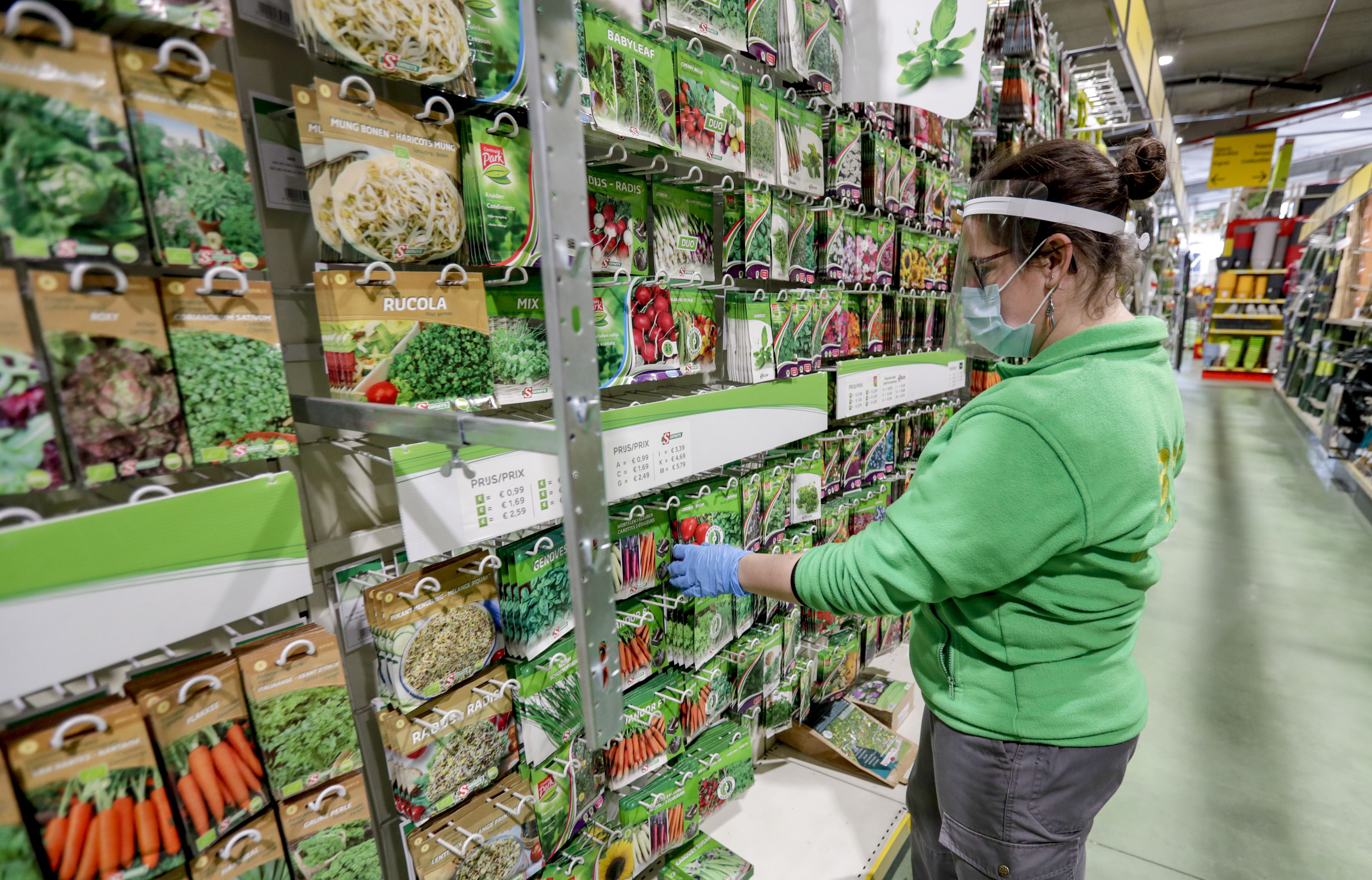 Solo los supermercados y el comercio esencial han permanecido abiertos en todo el mundo, lo que ha golpeado las cadenas de suministro de otras categorías. (Foto Prensa Libre: EFE)