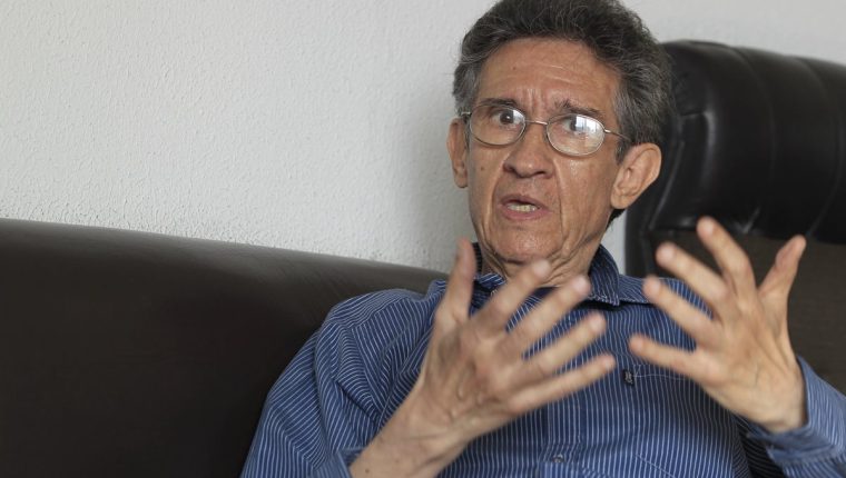 El sociólogo Héctor Rosada Granados durante una entrevista con Prensa Libre.  (Foto HemerotecaPL)