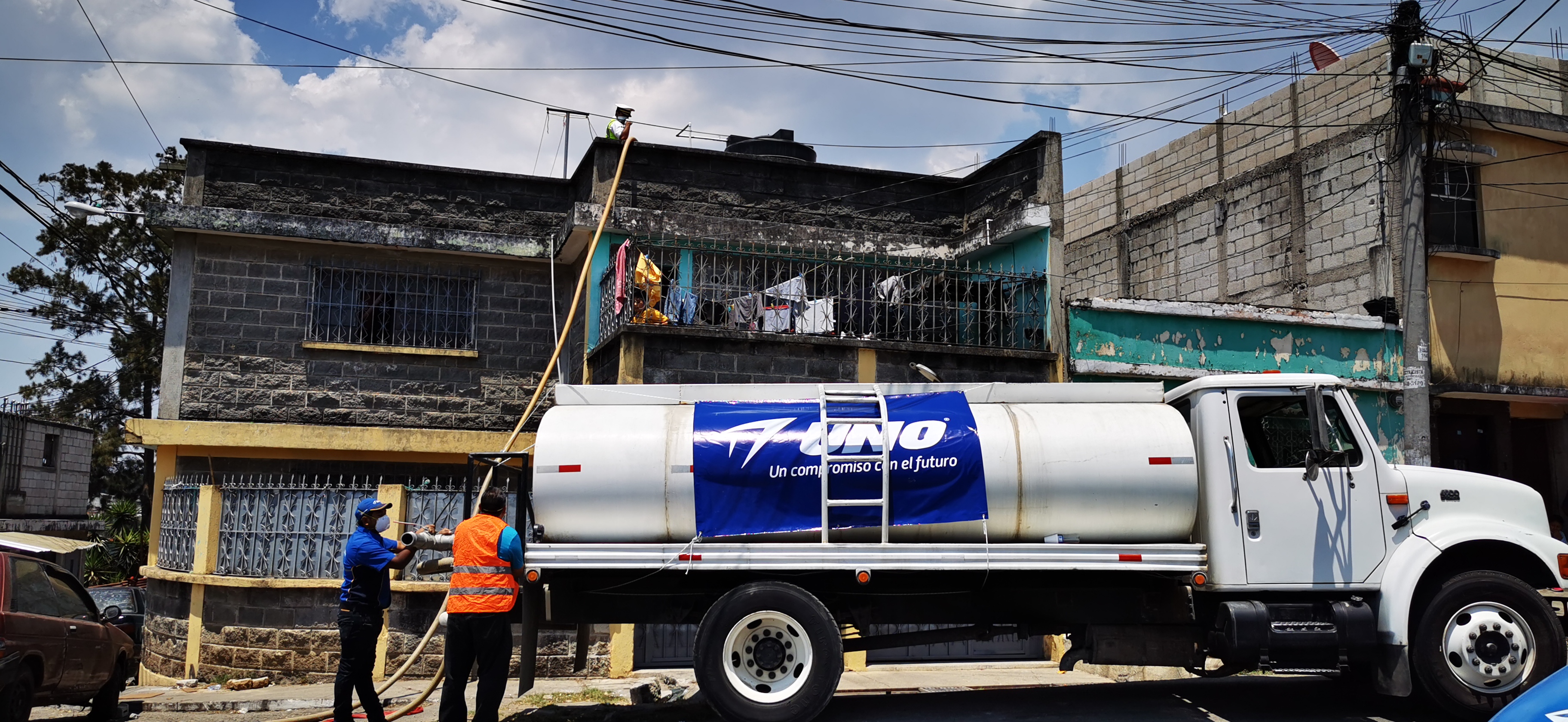 Más de 22 mil galones de agua potable ha donado Gasolineras Uno en la capital guatemalteca. (Foto Prensa Libre: cortesía Gasolineras Uno)