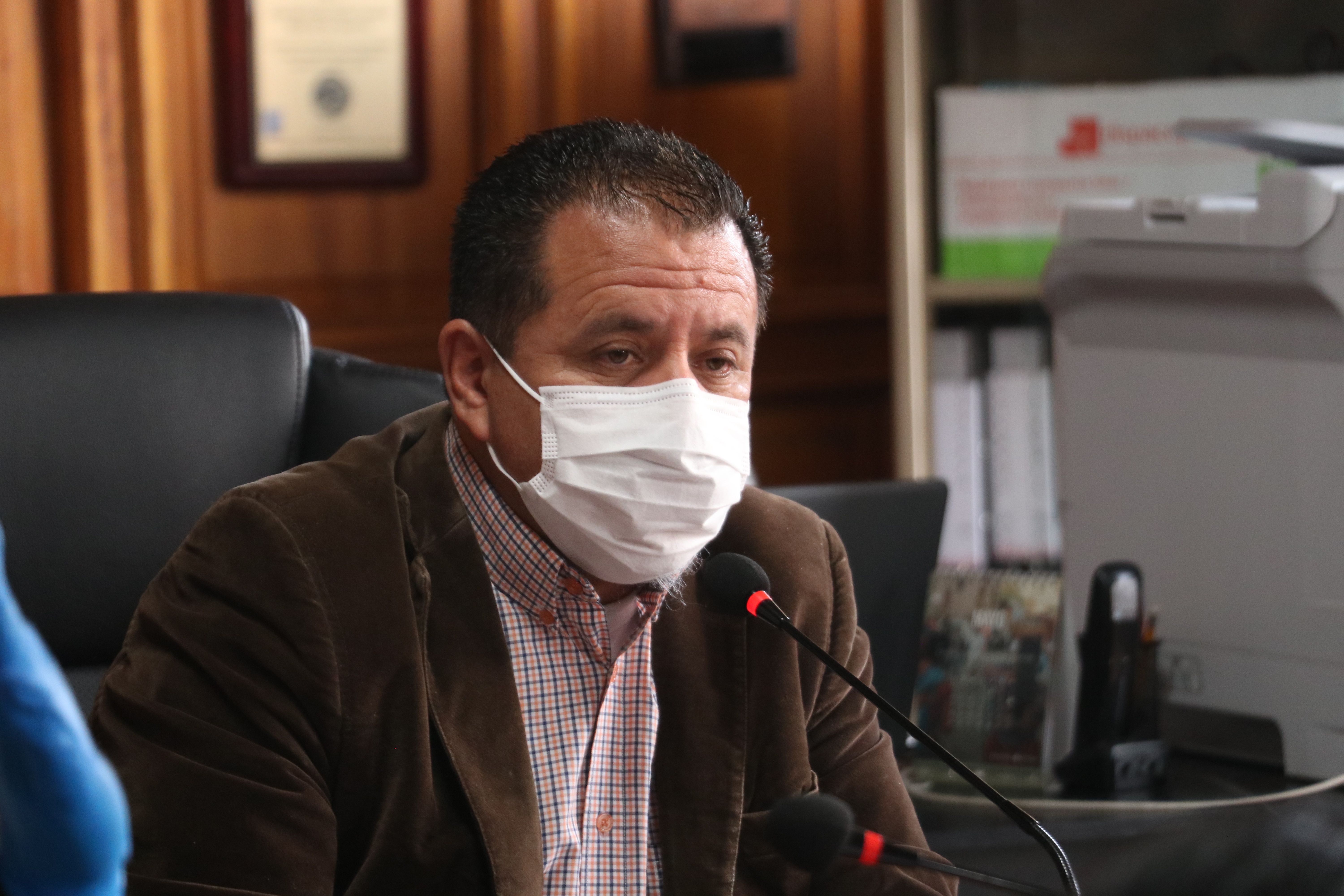 El alcalde Juan Fernando López recomendó a las personas quedarse en su casa. (Foto Prensa Libre: Raúl Juárez)