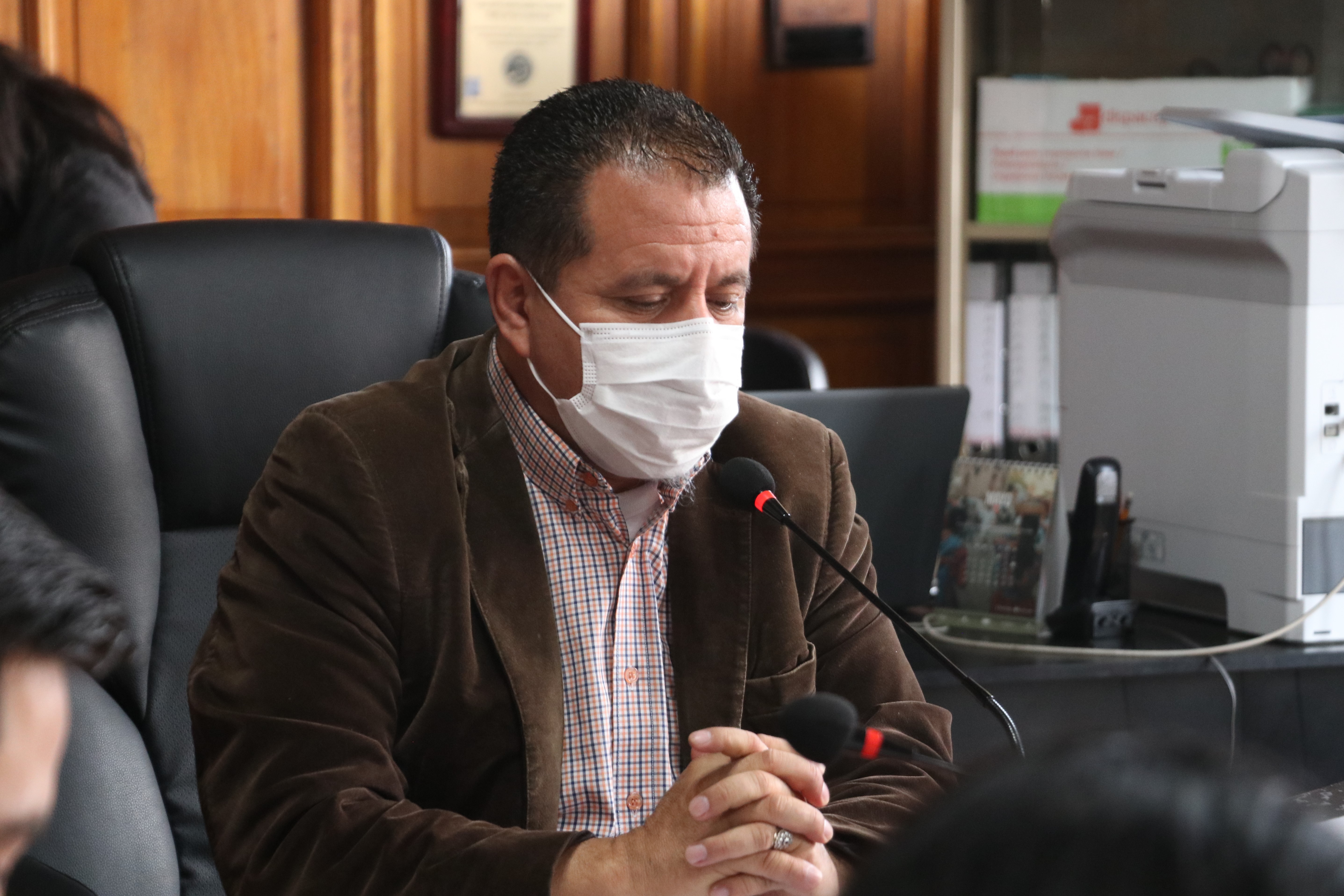 Juan Fernando López, alcalde de Quetzaltenango, en reunión de concejo donde se han aprobado varias disposiciones en la ciudad. (Foto Prensa Libre: Raúl Juárez)