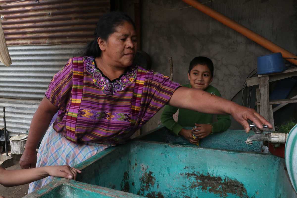 Los vecinos muestran la escasez de agua en sus viviendas. (Foto Prensa Libre: Raúl Juárez)