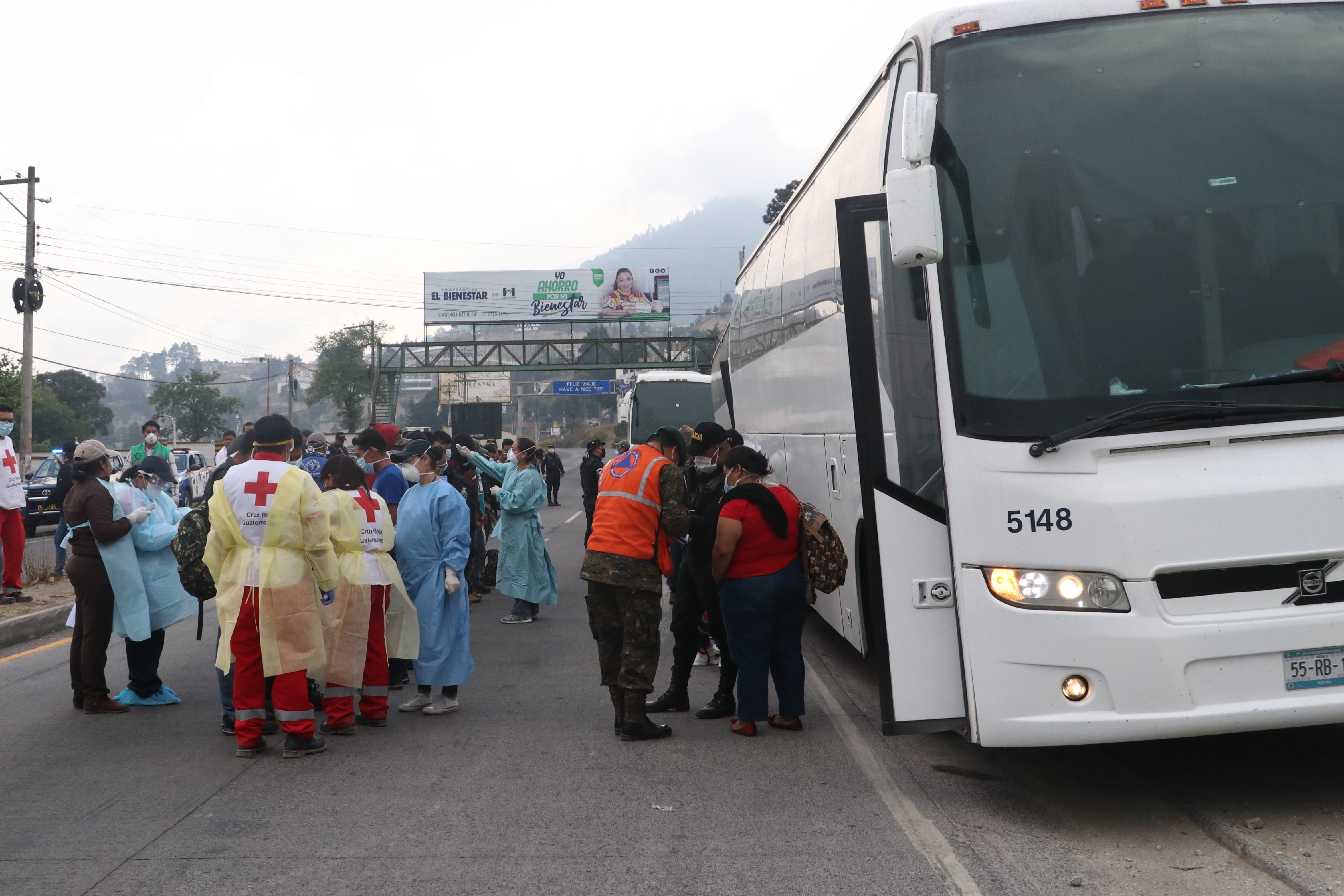 Los últimos buses llegaron esta semana donde personal de salud, ejército, Cruz Roja y PNC evaluaron y custodiaron a los migrantes retornados. (Foto Prensa Libre: Raúl Juárez)