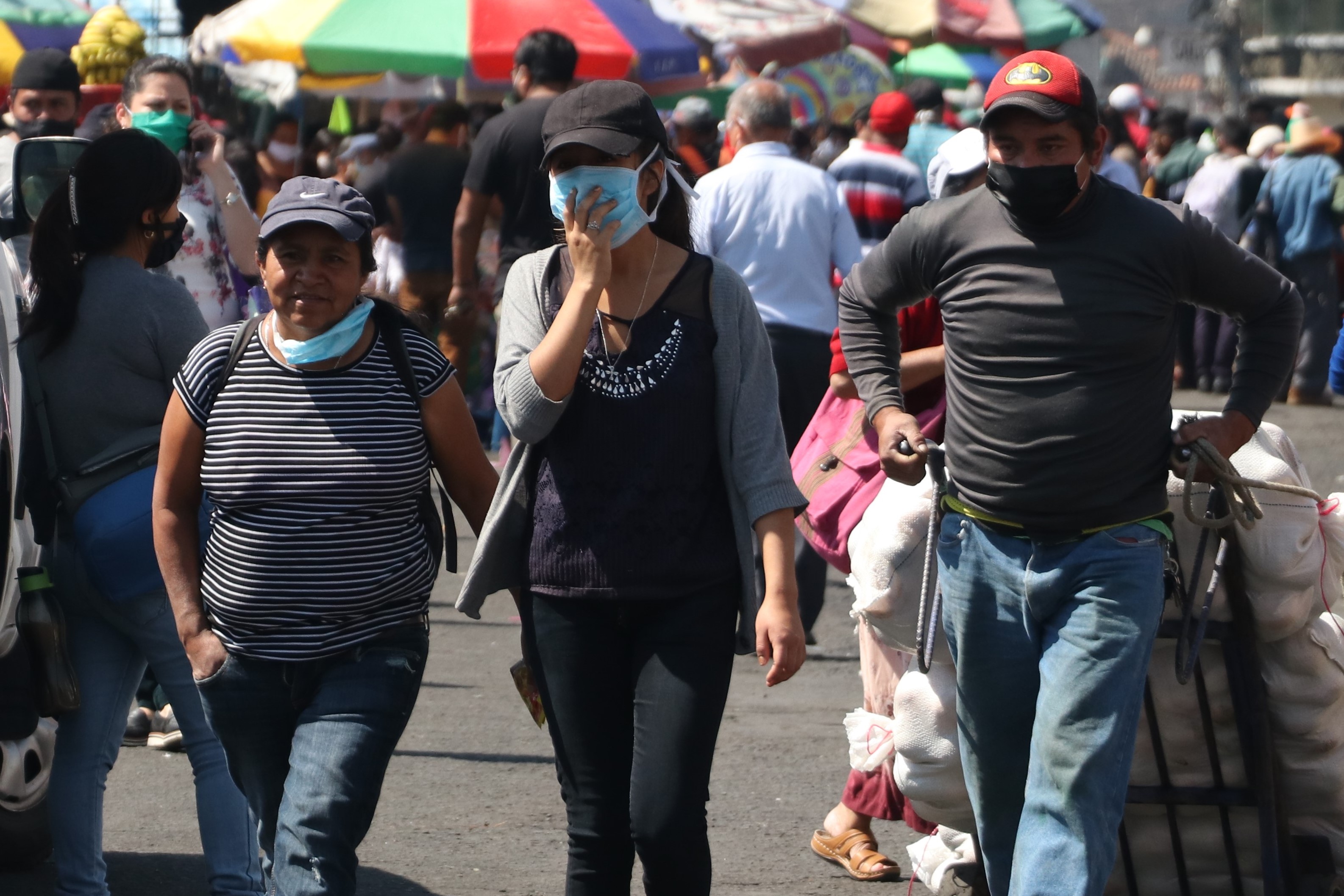 Las personas deberán usar mascarilla para salir de su casa por ordenanza del concejo municipal. (Foto Prensa Libre: Raúl Juárez)