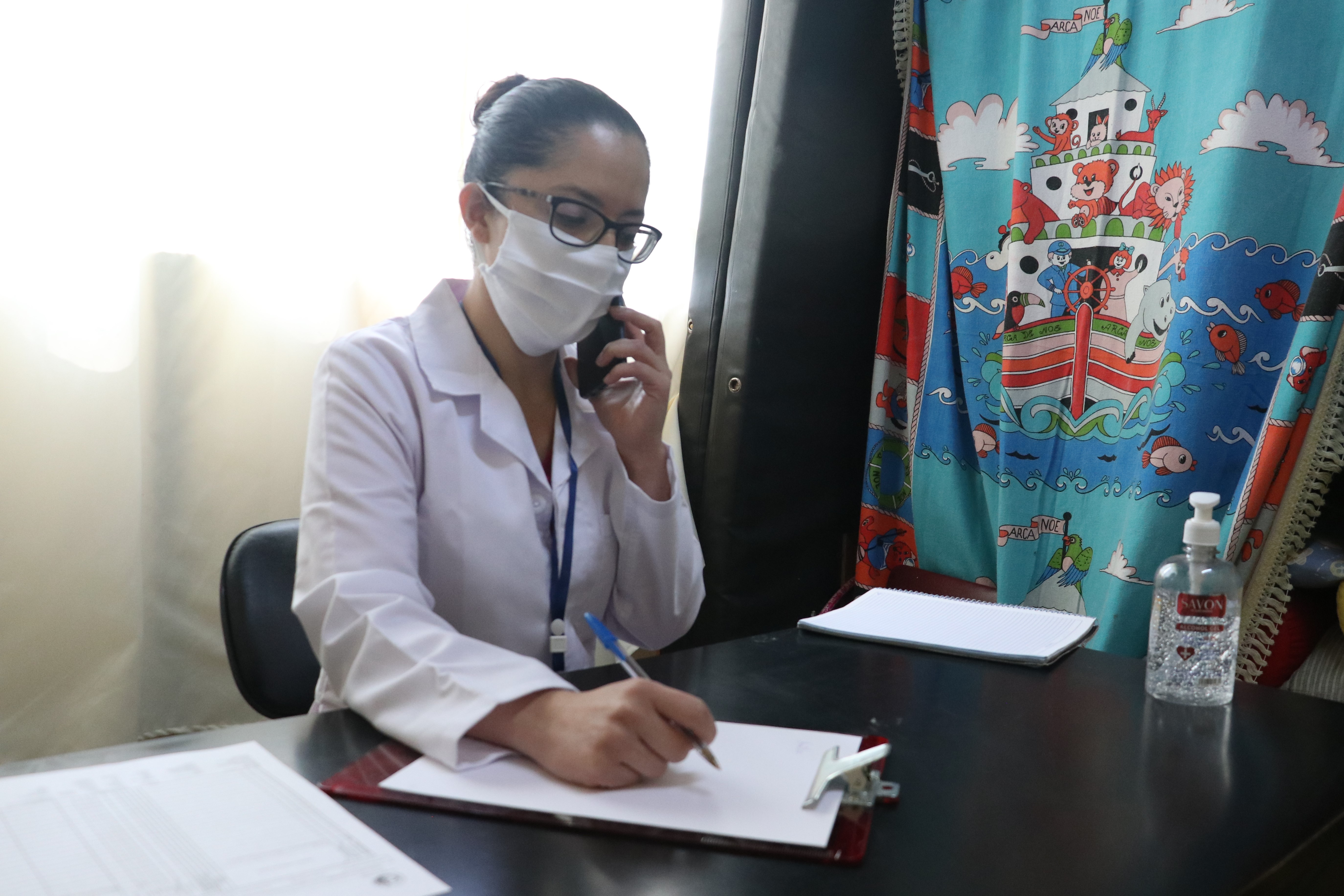 Las psicólogas atienden a los pacientes por medio de una llamada telefónica. (Foto Prensa Libre: Raúl Juárez)