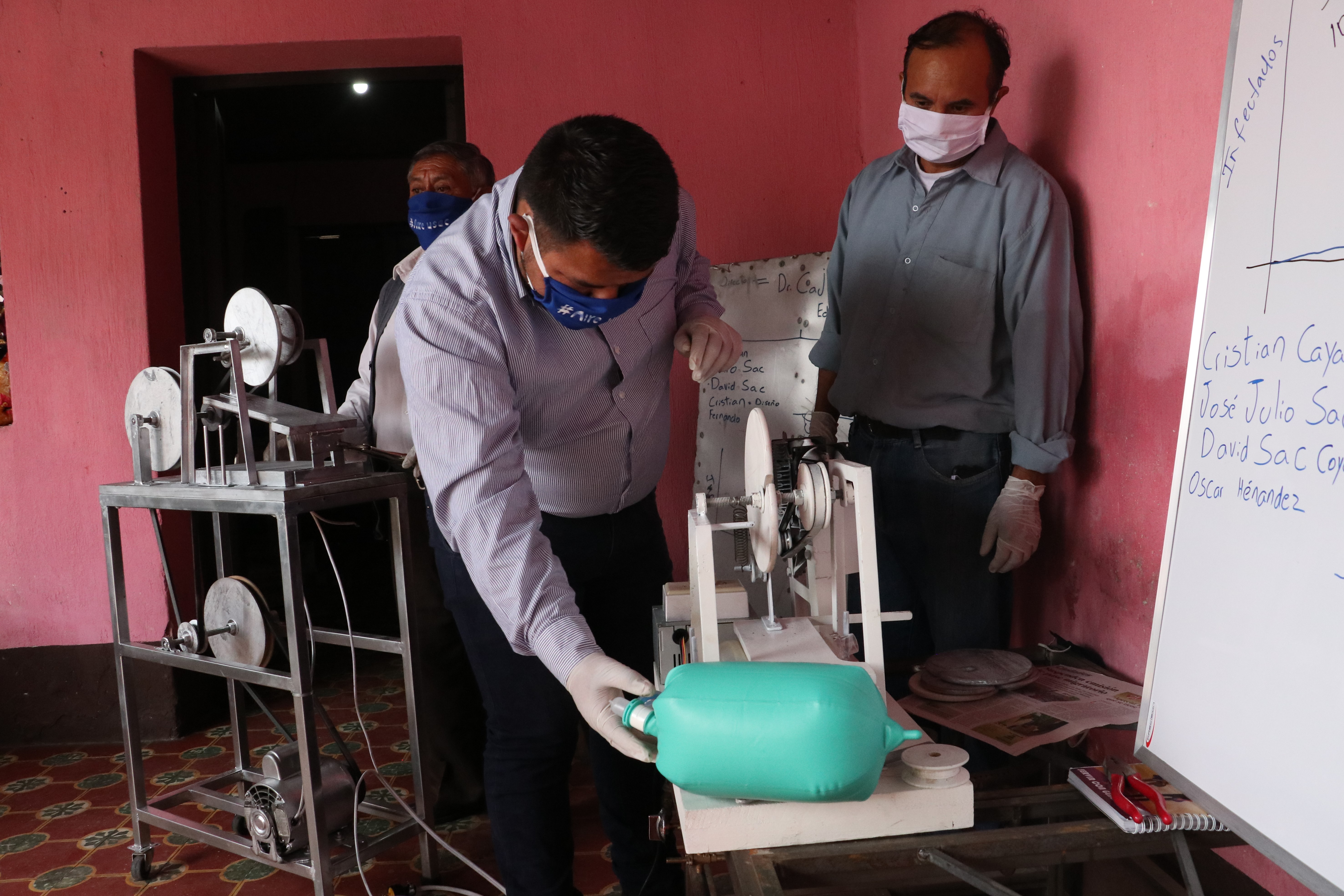 Los estudiantes han trabajado durante tres semanas en los prototipos de tres respiradores. (Foto Prensa Libre: Raúl Juárez)