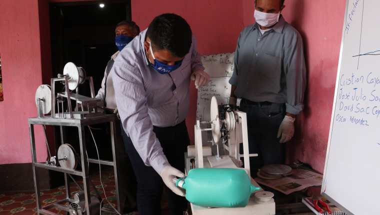 Los estudiantes han trabajado durante tres semanas en los prototipos de tres respiradores. (Foto Prensa Libre: Raúl Juárez)