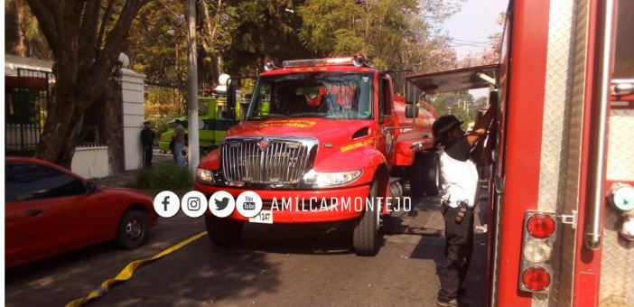 Bomberos controlan incendio en bodega del Minex. (Foto Prensa Libre: Amílcar Montejo). 
