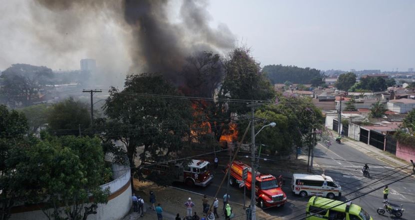 Bomberos trabajan para controlar incendio en la zona 11 de la capital. (Foto Prensa Libre:  Paula Ozaeta). 