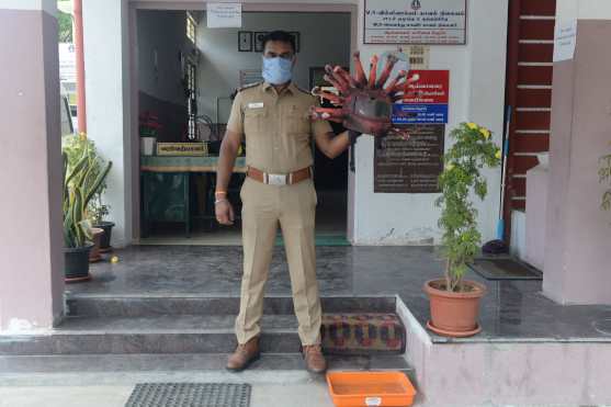  El ciudadano indio Rajeesh Babu, de 45 años, inspector de policía, posa para una foto con un modelo de casco de coronavirus en una estación de policía en Chennai, India, el 21 de abril de 2020 durante la pandemia de coronavirus COVID-19. Foto Prensa Libre: AFP