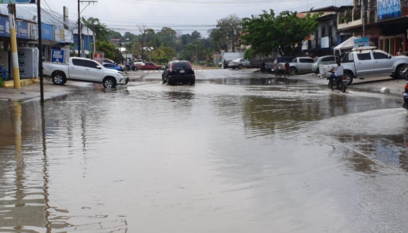 Una de las calles que permanecen inundadas en el área urbana de Puerto Barrios, Izabal. (Foto Prensa Libre: Dony Stewart)