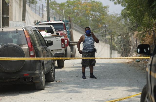 Autoridades colocan cordón sanitario por casos de coronavirus en la aldea Ixcanal, San Agustín Acasaguastlán, El Progreso. (Foto Prensa Libre: Esbin García).  