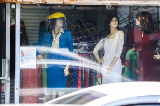 En una tienda de ropa en el Centro Histórico de Guatemala, a uno de los maniquis que modela la ropa, le pusieron una careta que se utiliza para evitar el contagio del Coronavirus. Foto Prensa Libre: Juan Diego González