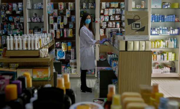  La libanesa Tatiana Rcaiby, de 36 años, farmacéutica, posa para una foto en su farmacia en la ciudad costera de Byblos, Líbano, el 20 de abril de 2020 durante la pandemia de coronavirus COVID-19. Foto Prensa Libre: AFP