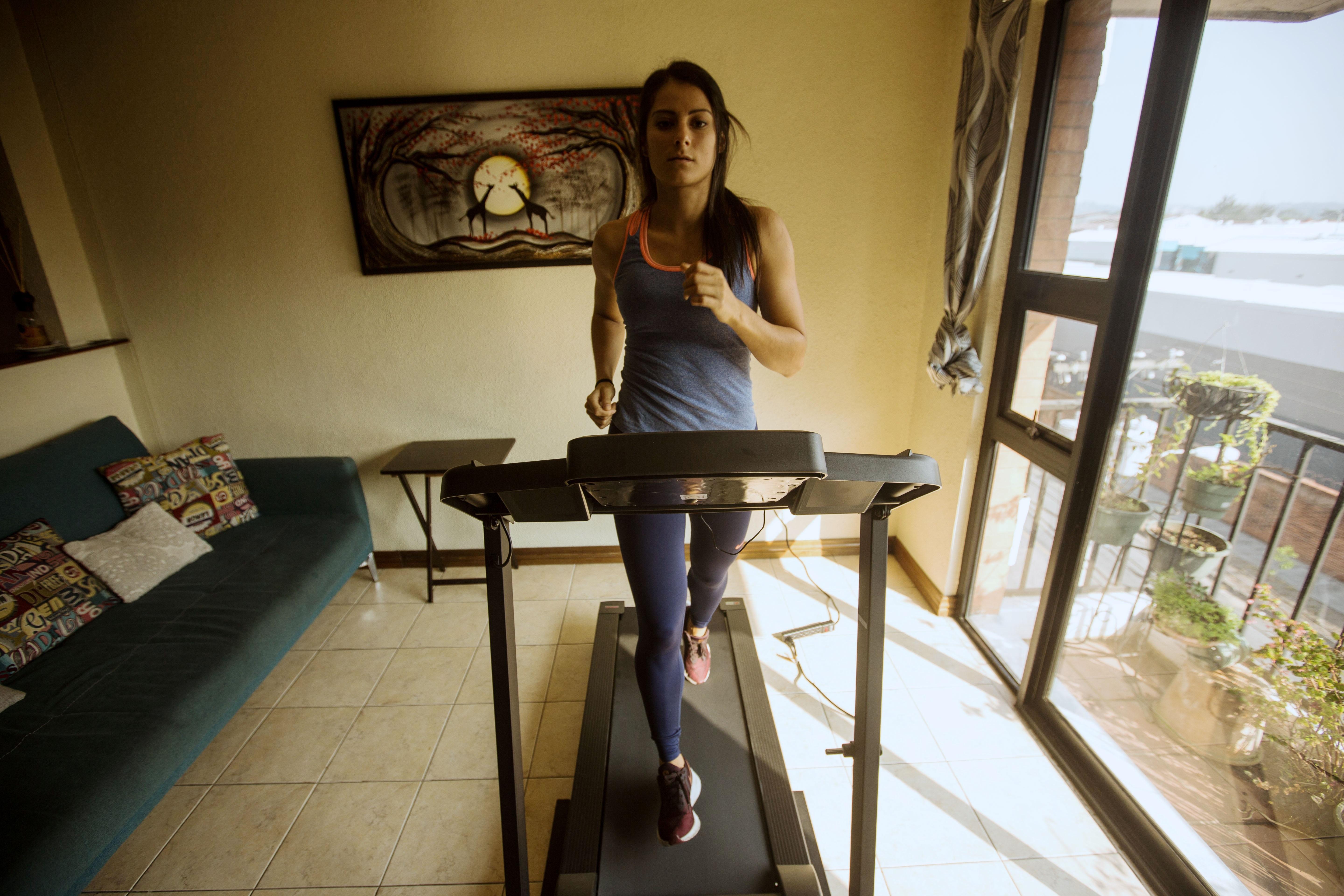 La atleta guatemalteca Thelma Fuentes entrena en su apartamento. (Foto Prensa Libre: EFE/ Esteban Biba)