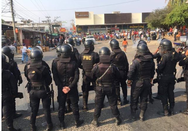 Tensión en Chiquimula por el posible de desalojo de vendedores. (Foto Prensa Libre: Dony Stewart)