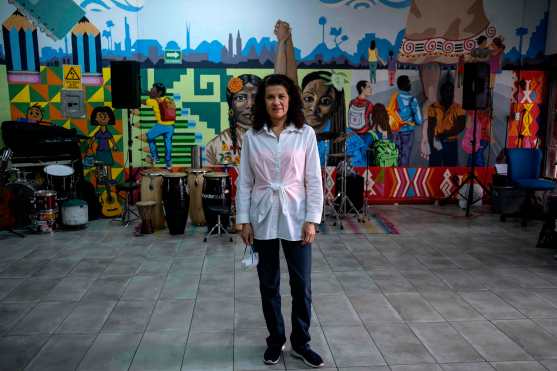  La mexicana Gabriela Sánchez, de 50 años, psicóloga, posa para un retrato en el refugio Espacio Migrante en Tijuana, Estado de Baja California, México, el 21 de abril de 2020 durante la pandemia de coronavirus COVID-19. Foto Prensa Libre: AFP